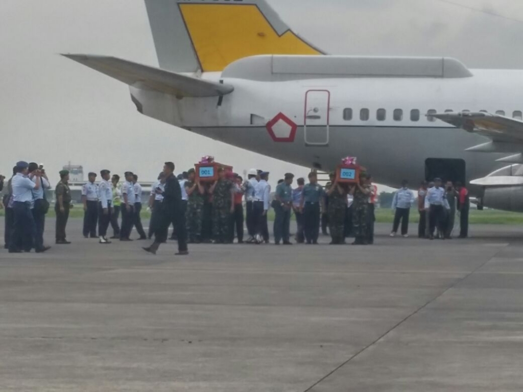 Setelah Mendarat, Jenazah Penumpang AirAsia Dibawa ke RS Bhayangkara